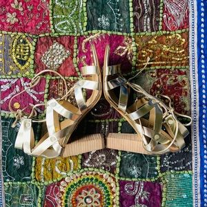 Banana Republic Eryn heeled Sandal/Gold Size 8 NEW